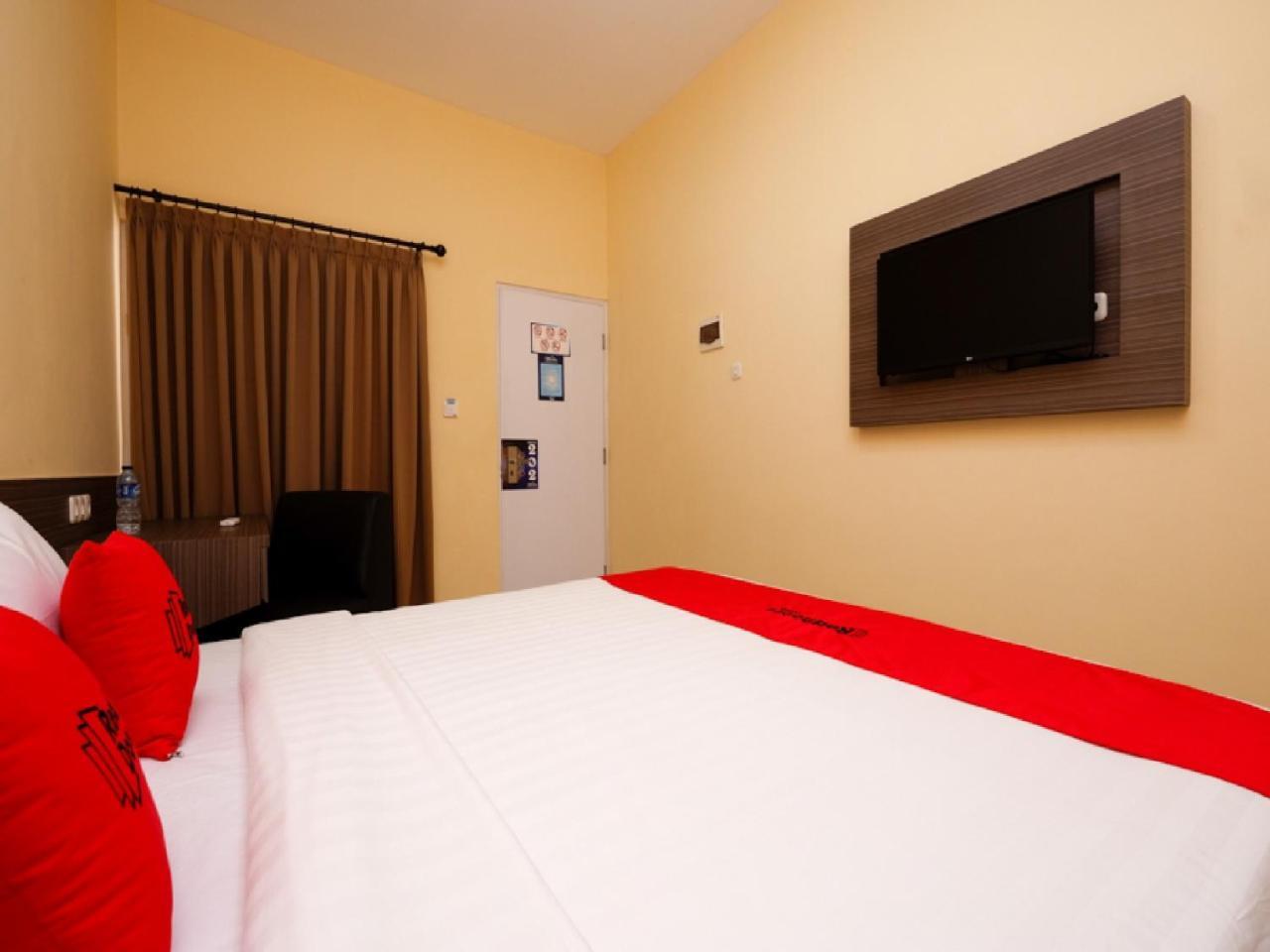 Reddoorz Plus Near Paragon Mall Semarang Otel Dış mekan fotoğraf