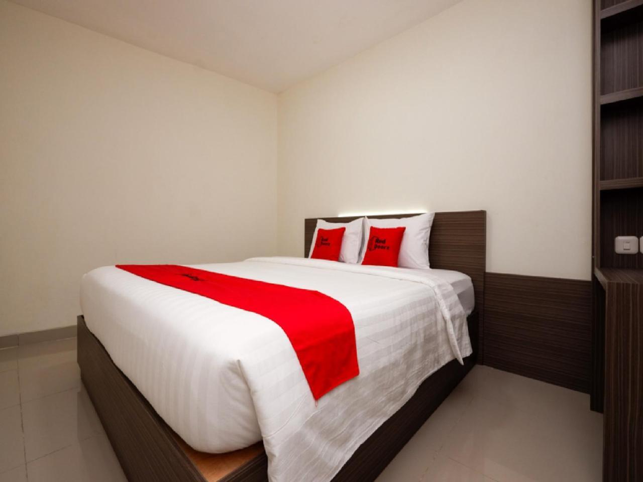 Reddoorz Plus Near Paragon Mall Semarang Otel Dış mekan fotoğraf