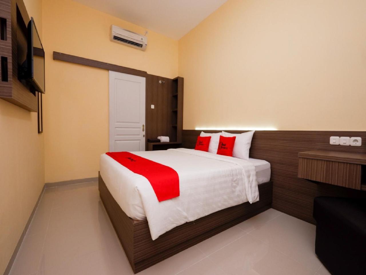 Reddoorz Plus Near Paragon Mall Semarang Otel Dış mekan fotoğraf