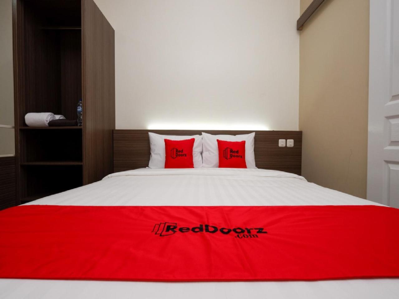 Reddoorz Plus Near Paragon Mall Semarang Otel Dış mekan fotoğraf