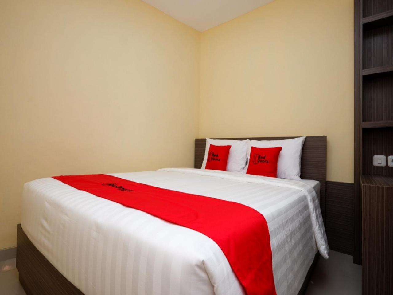 Reddoorz Plus Near Paragon Mall Semarang Otel Dış mekan fotoğraf