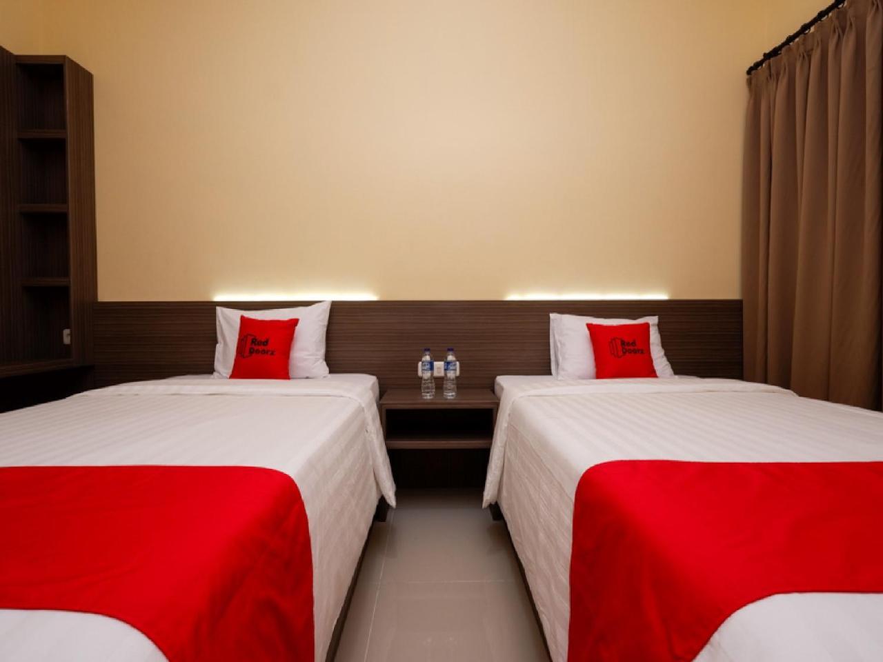 Reddoorz Plus Near Paragon Mall Semarang Otel Dış mekan fotoğraf