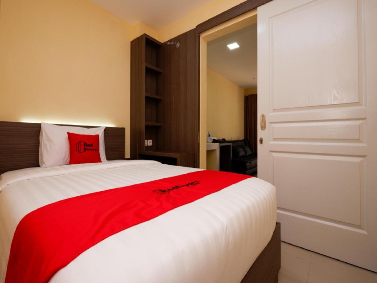 Reddoorz Plus Near Paragon Mall Semarang Otel Dış mekan fotoğraf