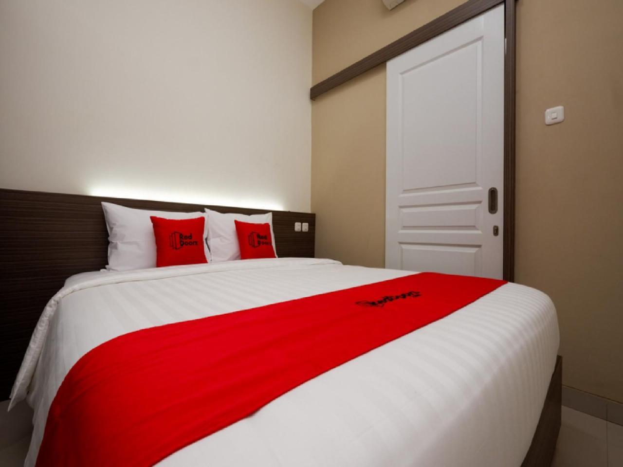 Reddoorz Plus Near Paragon Mall Semarang Otel Dış mekan fotoğraf