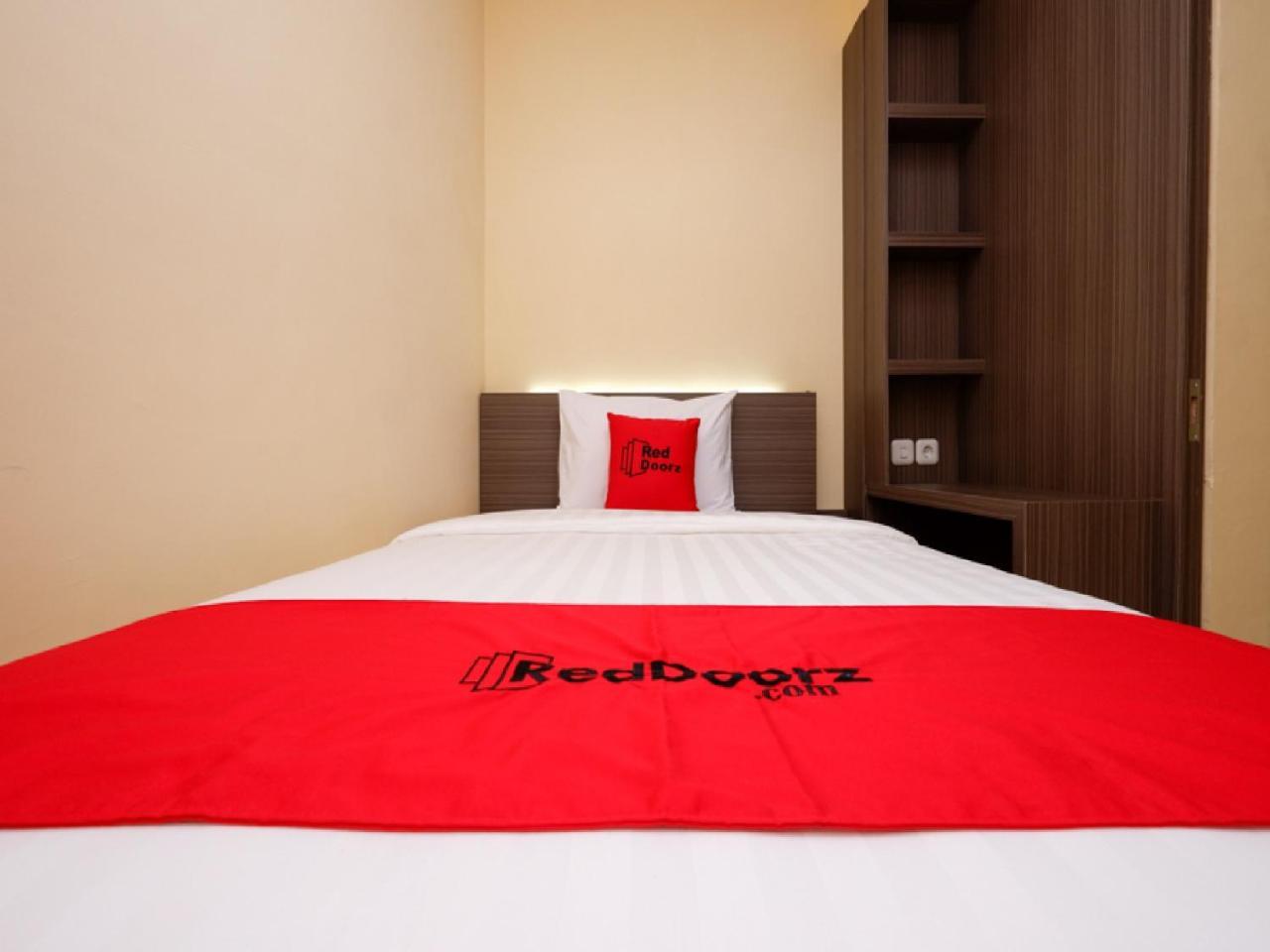 Reddoorz Plus Near Paragon Mall Semarang Otel Dış mekan fotoğraf