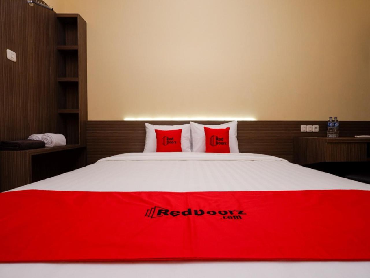 Reddoorz Plus Near Paragon Mall Semarang Otel Dış mekan fotoğraf