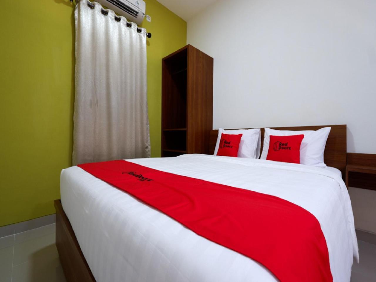 Reddoorz Plus Near Paragon Mall Semarang Otel Dış mekan fotoğraf