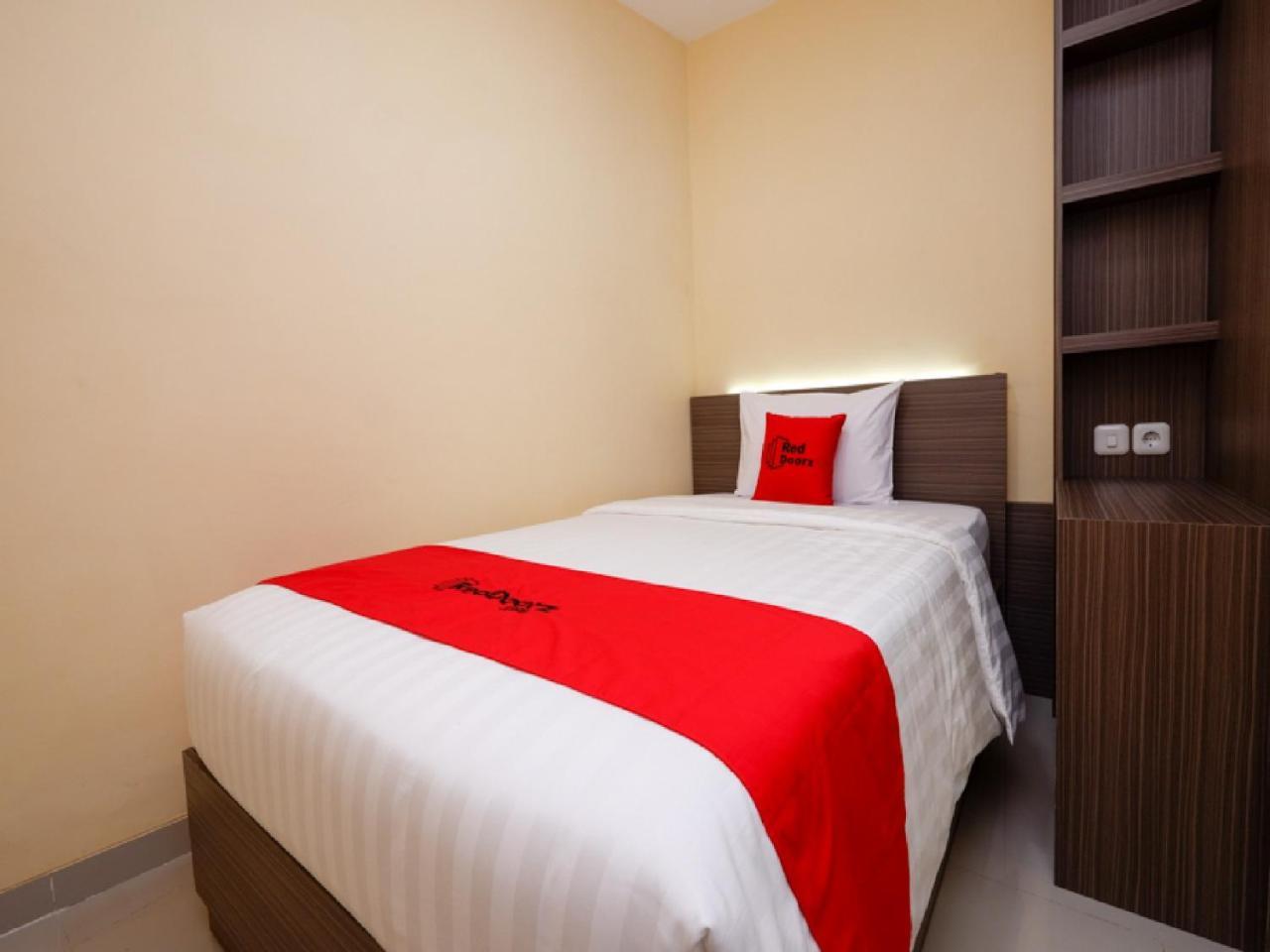 Reddoorz Plus Near Paragon Mall Semarang Otel Dış mekan fotoğraf